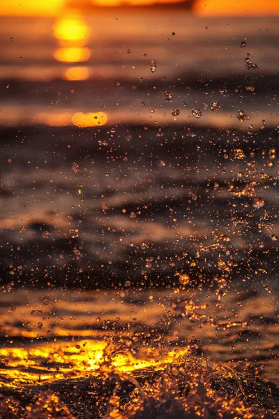 Nascer do sol e ondas brilhantes no oceano — Fotografia de Stock