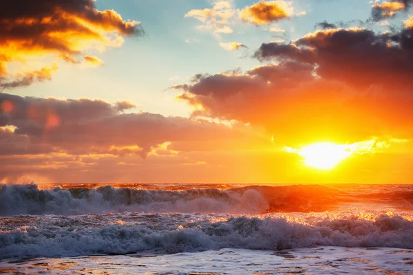 Hermoso paisaje nublado sobre el mar —  Fotos de Stock