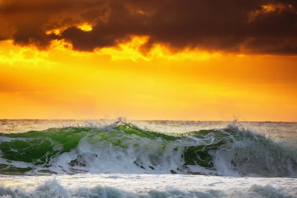 Схід сонця і моря хвиля — стокове фото