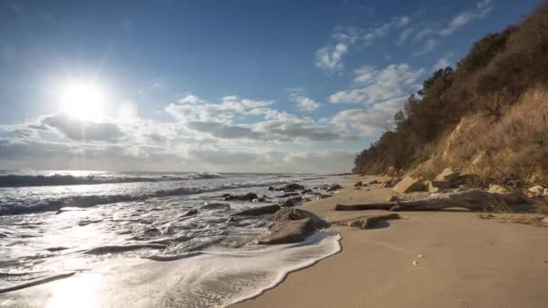 Hermoso amanecer sobre la playa — Vídeos de Stock