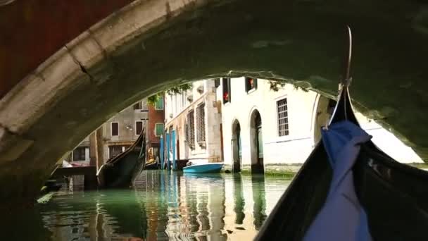 Vista dalla gondola durante il tragitto attraverso i canali di Venezia — Video Stock