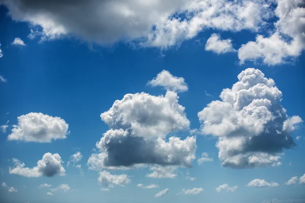 Blå himmel med moln — Stockfoto