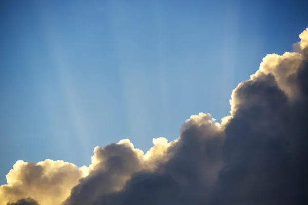 Tramonto drammatico cielo nuvole con raggio di sole — Foto Stock