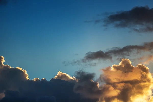 Sonnenuntergang dramatische Wolken mit Sonnenstrahl — Stockfoto