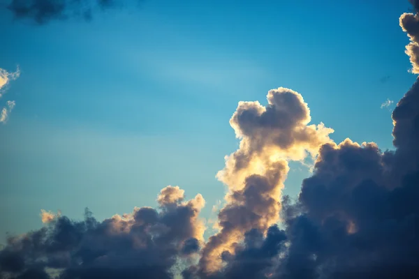 Tramonto drammatico cielo nuvole con raggio di sole — Foto Stock