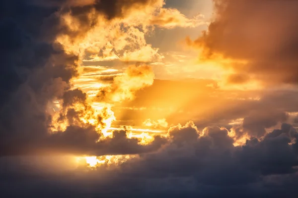 Захід сонця драматичні небесні хмари з променями сонця — стокове фото