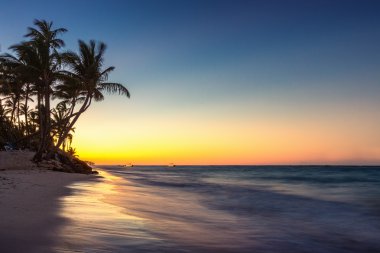 Peyzaj cennet tropikal ada Beach, günbatımı vurdu