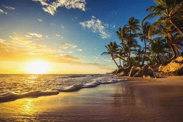 Krajobraz rajskiej tropikalnej plaży wyspowej, ujęcie wschodu słońca — Zdjęcie stockowe