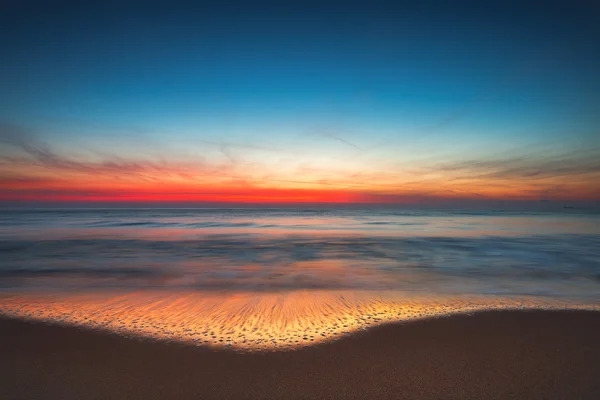 Hermoso amanecer sobre el mar — Foto de Stock