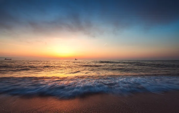 Schöner Sonnenaufgang über dem Meer — Stockfoto