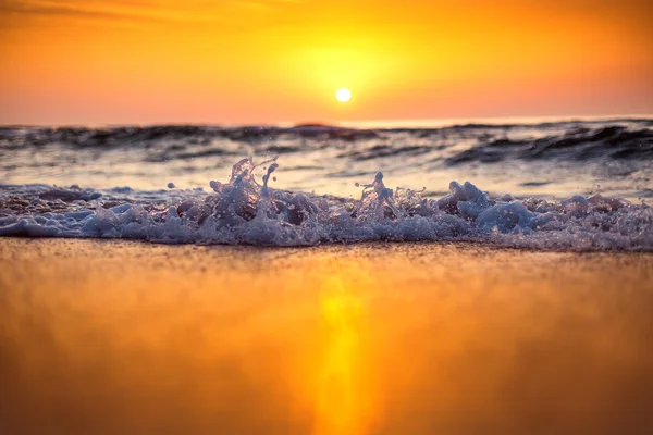 Beau lever de soleil sur la mer — Photo