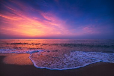 Denizin üzerinde güzel bir gün doğumu