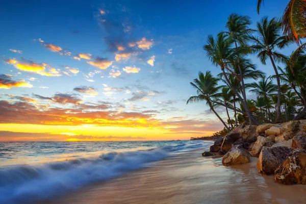 Paisagem do paraíso praia ilha tropical, nascer do sol tiro — Fotografia de Stock