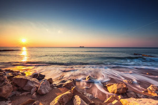 Схід сонця над морем — стокове фото