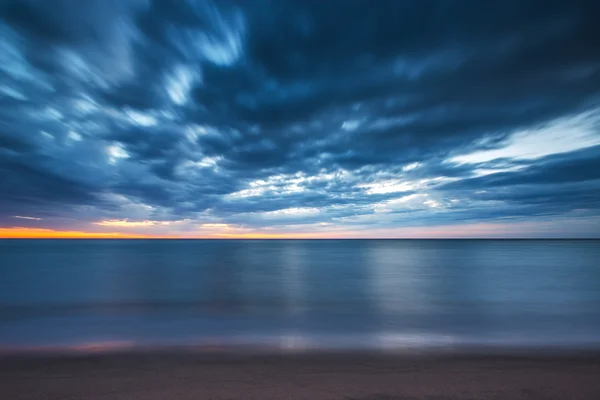 Dramatyczne cloudscape nad morzem — Zdjęcie stockowe