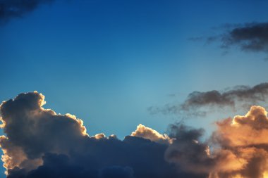 Günbatımı dramatik gökyüzü bulutlar güneş ışını ile