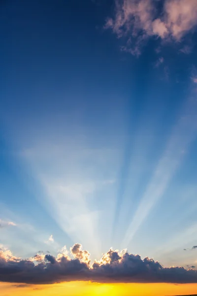 A sunbeam napnyugtakor drámai ég felhők — Stock Fotó