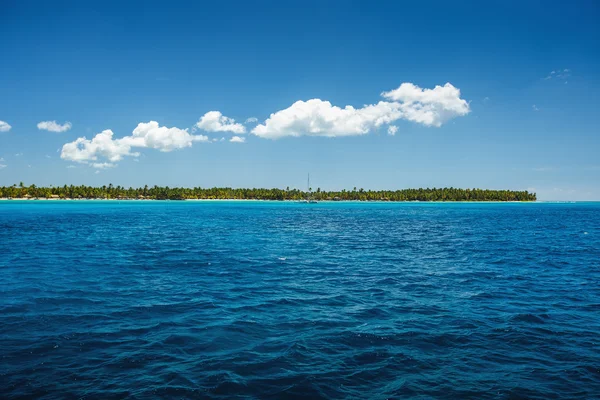 Nuvole bianche morbide cielo azzurro sopra una superficie del mare — Foto Stock