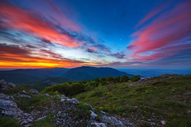 Güzel bahar gündoğumu dağlarda