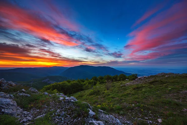 Nascer do sol bela primavera nas montanhas — Fotografia de Stock