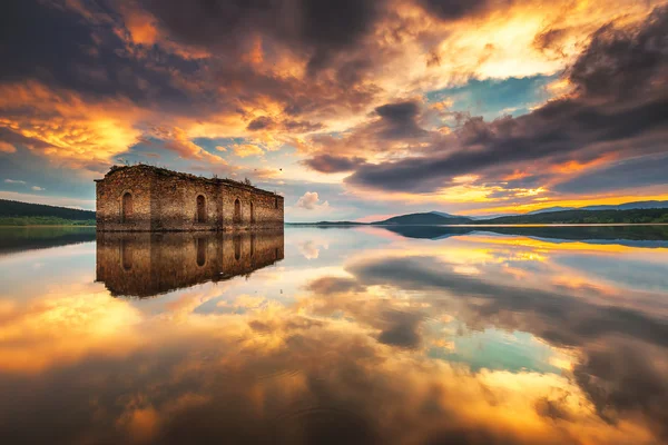 Chiesa abbandonata nella diga Jrebchevo, Bulgaria — Foto Stock