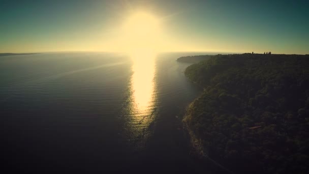 Luftpanoramablick auf schöne Küste, Klippen und Meer — Stockvideo