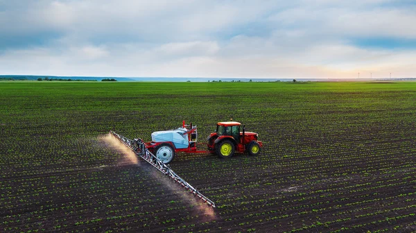 Campo di spruzzatura del trattore a primavera — Foto Stock