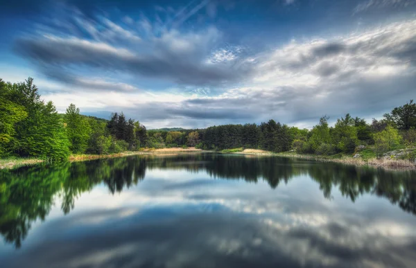 Lac de montagne, coup de soleil levant — Photo