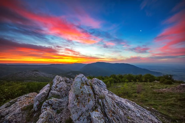 Hermoso amanecer de primavera en las montañas — Foto de Stock