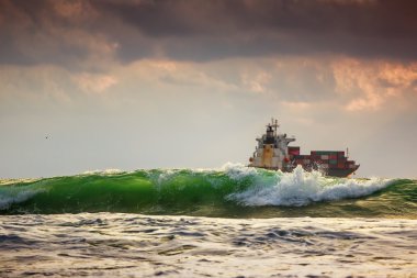 Kargo gemi konteyner gündoğumu ışık ile