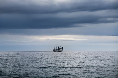 Kargo gemi konteyner gündoğumu ışık ile