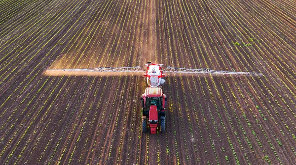 Campo di spruzzatura del trattore a primavera — Foto Stock