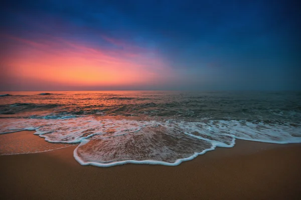 Schöne Wolkenlandschaft über dem Meer — Stockfoto