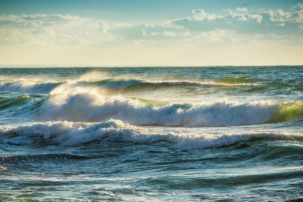 Hermoso paisaje nublado sobre el mar, toma del amanecer —  Fotos de Stock