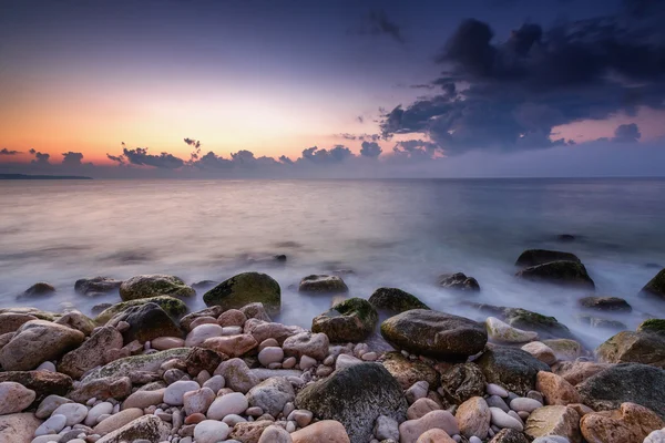 Hermoso paisaje nublado sobre el mar — Foto de Stock