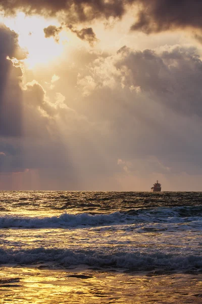 Kargo gemi konteyner gündoğumu ışık ile — Stok fotoğraf