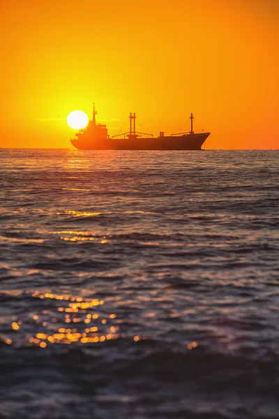 Nave da carico con container alla luce dell'alba — Foto Stock