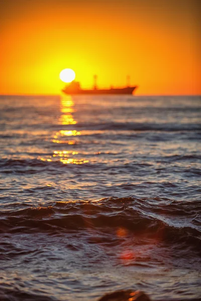 Frachter mit Containern im Sonnenaufgangslicht — Stockfoto