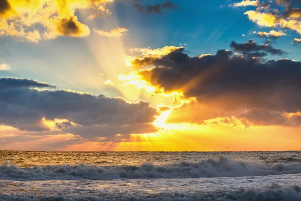 Hermoso paisaje nublado sobre el mar —  Fotos de Stock