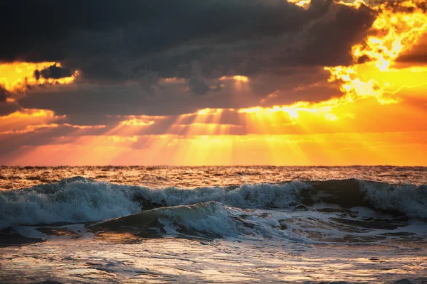 Bellissimo paesaggio nuvoloso sul mare — Foto Stock