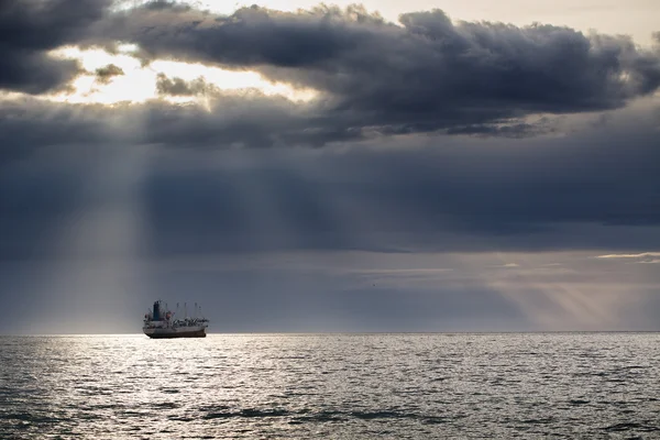Kargo gemi konteyner gündoğumu ışık ile