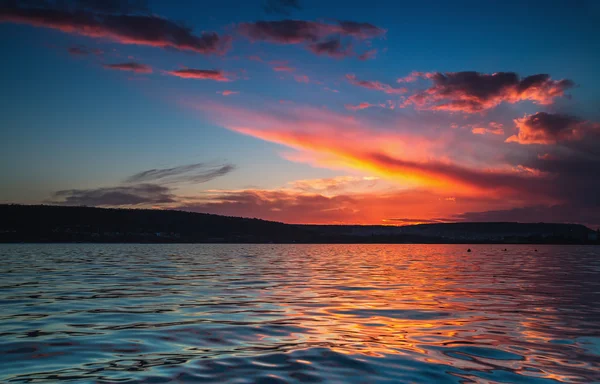 Hermoso paisaje nublado sobre el lago — Foto de Stock