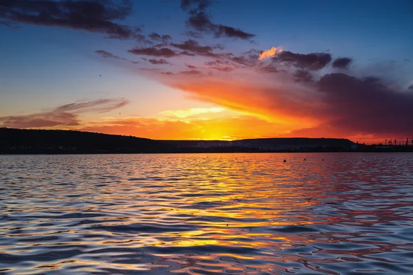 Hermoso paisaje nublado sobre el lago — Foto de Stock