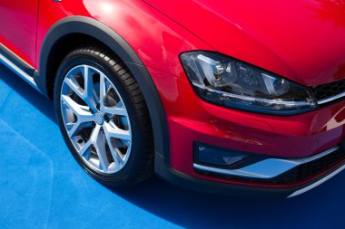 Kırmızı araba Ön tampon, ışık ve tekerlek detay ve kırpma yolu