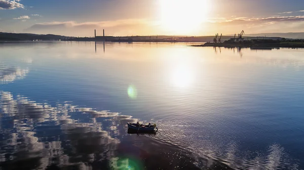 Veduta aerea di una barca di legno nel lago — Foto Stock