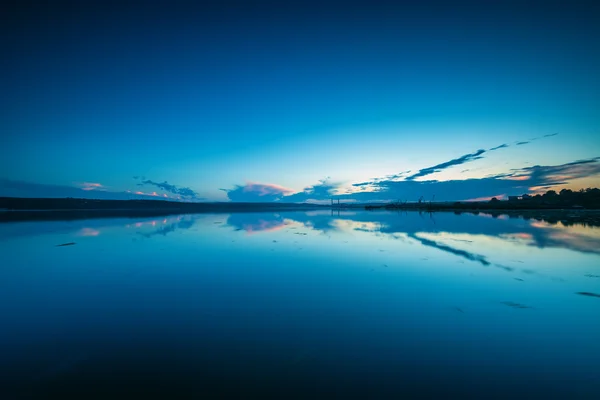 Bellissimo paesaggio nuvoloso sul lago — Foto Stock