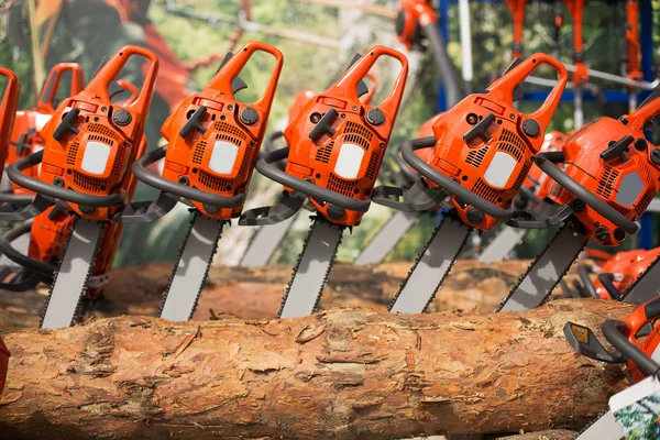 Elektromos láncfűrész új gépek felett fa — Stock Fotó
