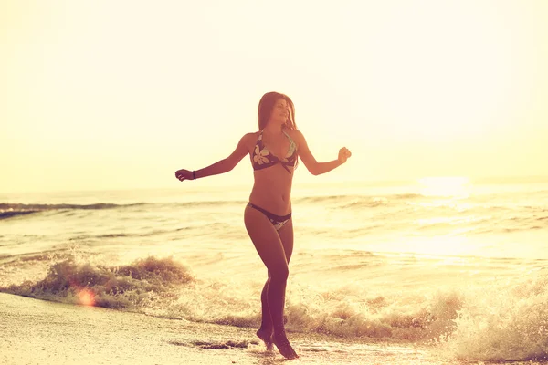 Silhouette de femme insouciante sur la plage — Photo