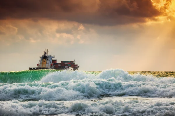 Kargo gemi konteyner gündoğumu ışık ile