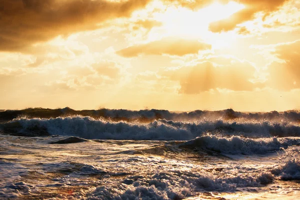 Hermoso paisaje nublado sobre el mar — Foto de Stock